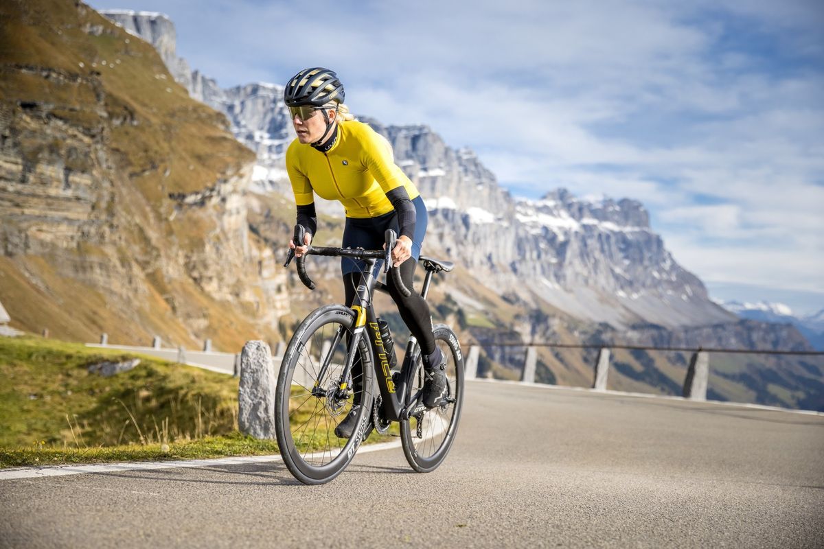PRICE Rennrad auf einer Bergstrasse
